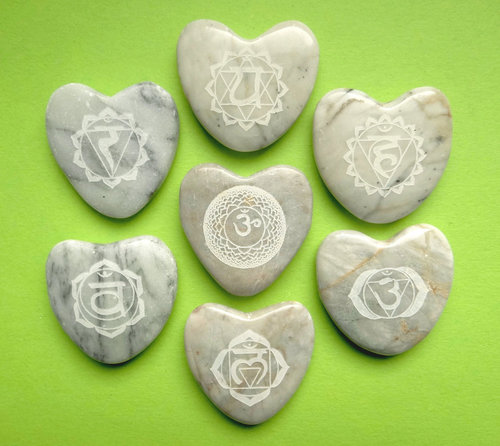 Herzen Chakra 7 Marmorherzen mit Chakrasymbolen